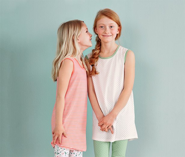 2 lányka hosszú felső szettben, narancs-zöld