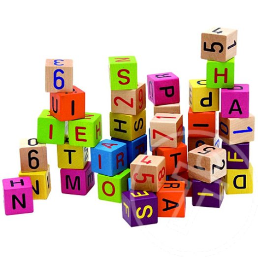 Fa építőkocka betűkkel és számokkal