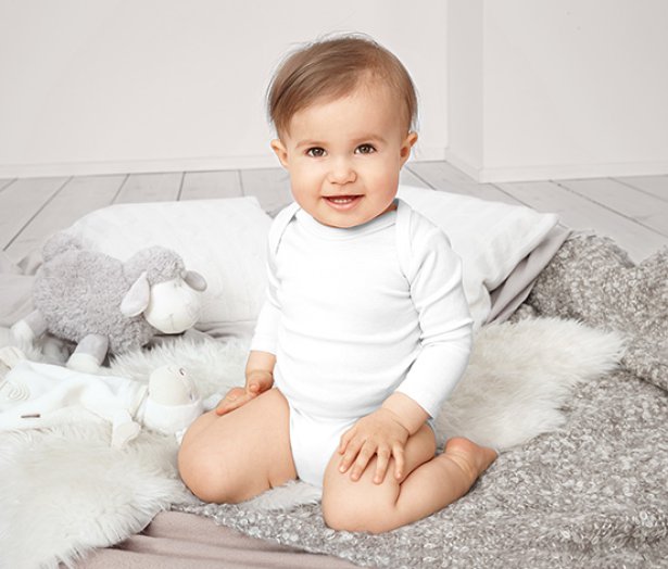 3 kisgyerek hosszú ujjú body szettben, fehér