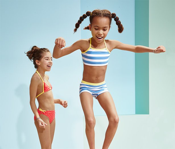 2 lányka bikini szettben