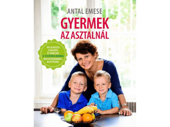 Gyermek az asztalnál