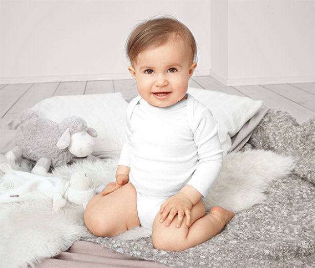 3 kisgyerek hosszú ujjú body szettben, fehér