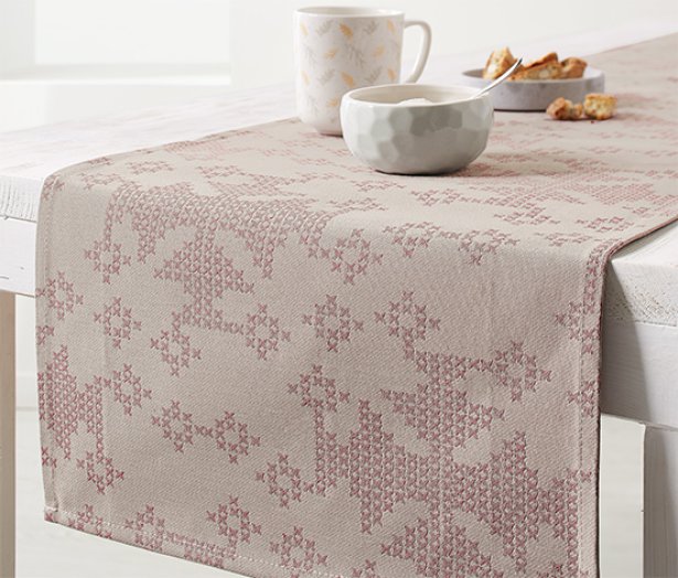 Jacquard asztali futó, piros hímzéssel