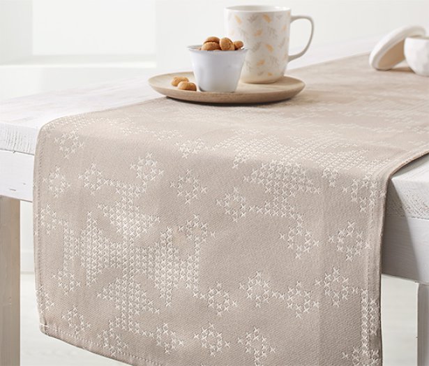 Jacquard asztali futó, fehér hímzéssel