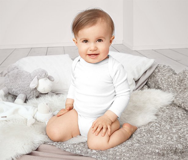 3 kisgyerek hosszú ujjú body szettben, fehér