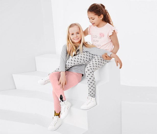 2 lányka leggings szettben, kutyamintás