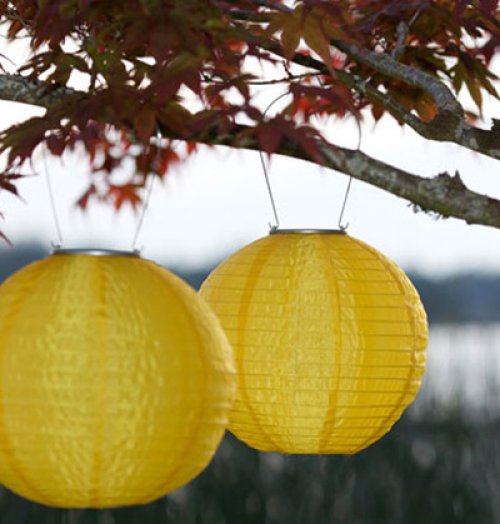 Napelemes vízálló kültéri LED lampion (20 cm) – fém akasztóval piros-sárga színben