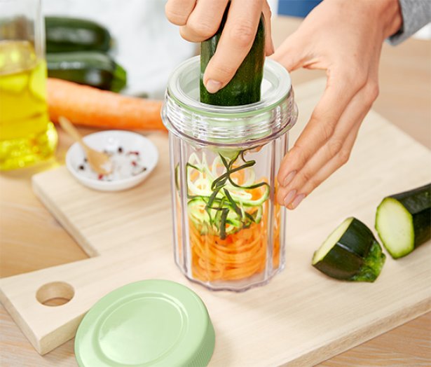 Zöldség-spirálvágó hordozható tartállyal