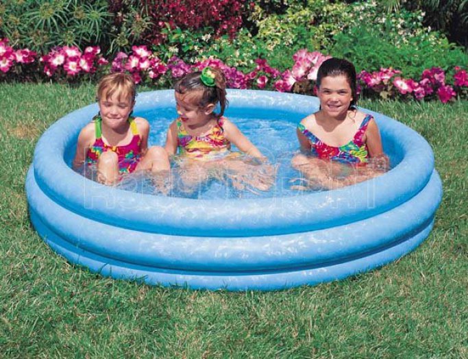 Kristálykék kicsi medence