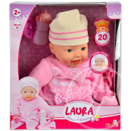 Laura baba tüsszent és puszit ad