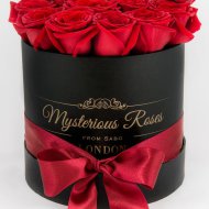 Piros rózsák papírdobozban