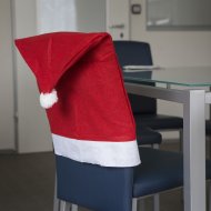 Karácsonyi székdekoráció – mikulássapka
